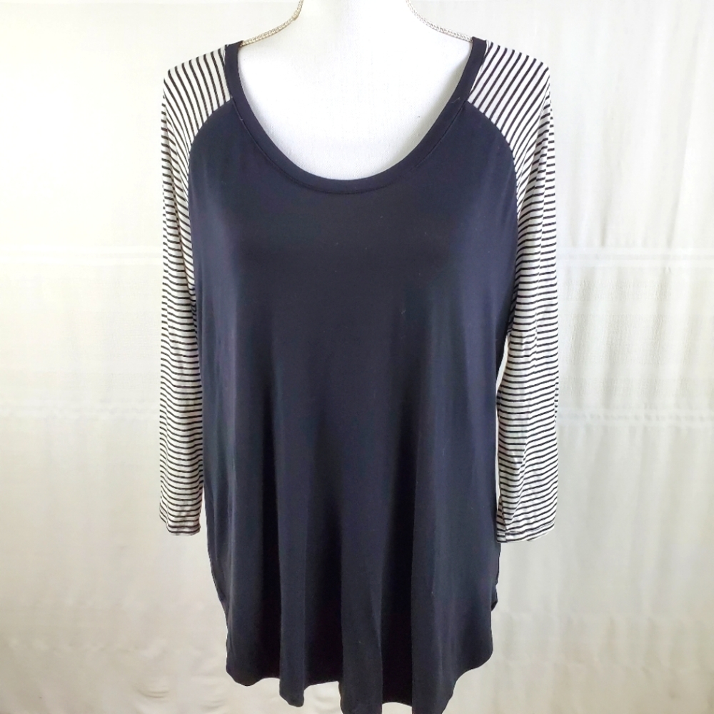 a.n.a. V-neck 3/4 sleeve lightweight tee L